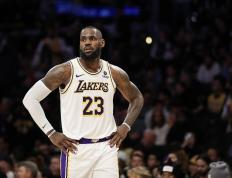 168体育-NBA-“詹眉”发力终结联队连败，湖人险胜快船打赢“洛城德比”