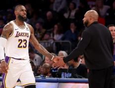 168体育-NBA最新排位！湖人面临两大考验，独行侠2队遇困境，库里感到沮丧