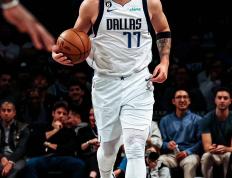 168体育-NBA -独行侠127比125险胜湖人队，队员表现一览，东契奇28投12中得到33分