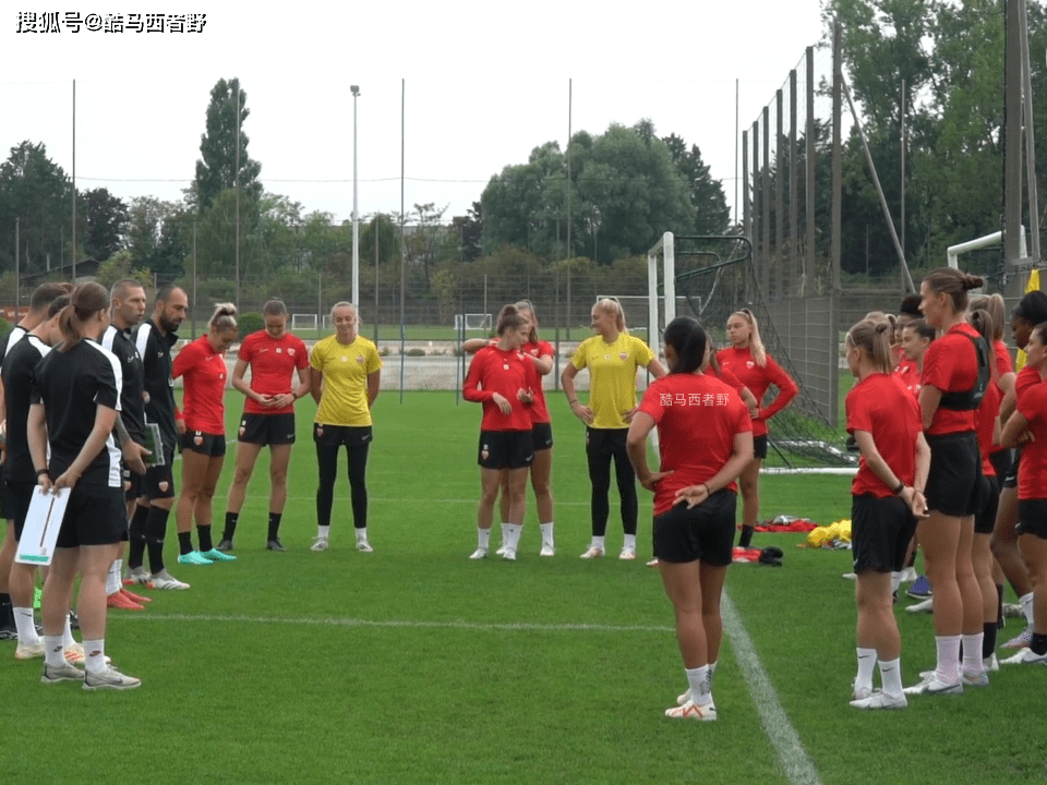 168体育-法国甲级联赛第戎女足的一堂训练课，发现语言是个障碍