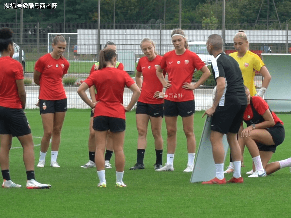 168体育-法国甲级联赛第戎女足的一堂训练课，发现语言是个障碍