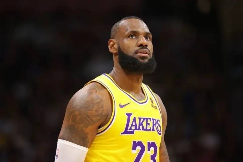 龙珠体育-NBA联赛体育新闻报道-詹杜大战一触即发 哈登事件愈演愈烈 文班首秀创纪录