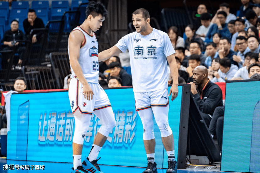 龙珠体育-华丽劈扣+钉板大帽-小约基奇秀懵前NBA联赛中锋 连续不断两双起点超姚明