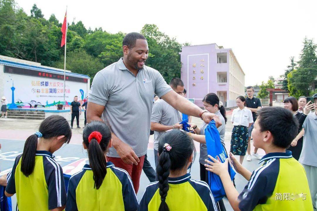 龙珠体育-NBA联赛传奇球星罗伯特·霍里来简阳啦-