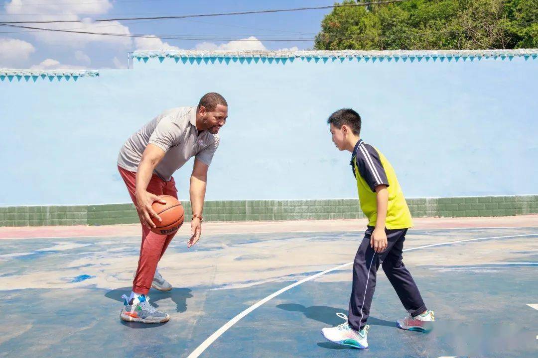 龙珠体育-NBA联赛传奇球星罗伯特·霍里来简阳啦-