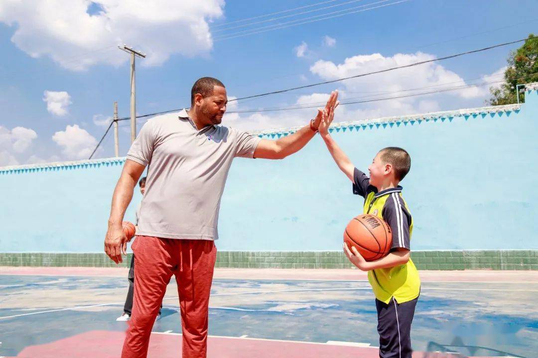 龙珠体育-NBA联赛传奇球星罗伯特·霍里来简阳啦-