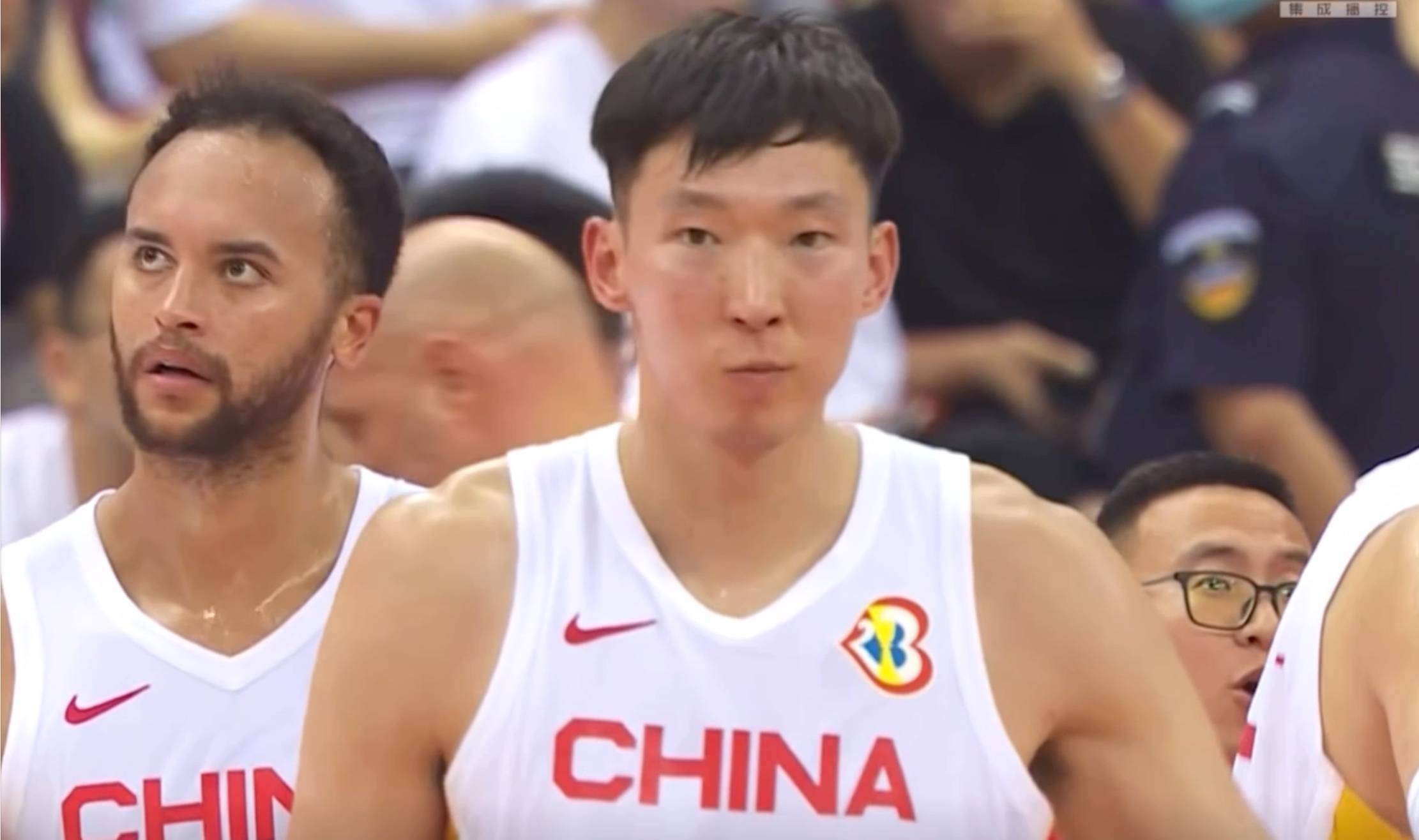 168体育-NBA后卫传给NBA锋线，中国男篮怎么防？镜头马上给到姚明与杜锋