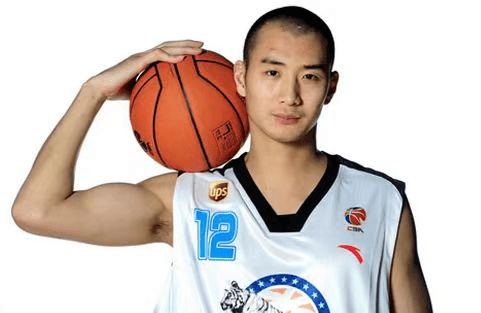 168体育-终于出现了！与王哲林同个NBA顺位！硬逼独行侠选下的中国内线