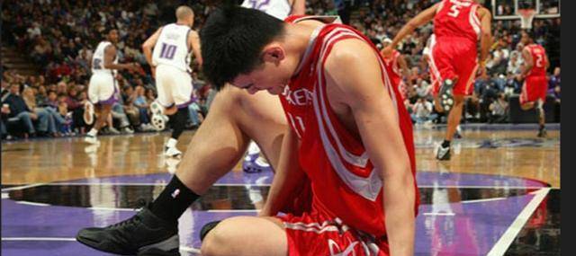 168体育-姚明在NBA的7亿工资是如何以身体为代价赚取的？经过这五张照片揭示答案。