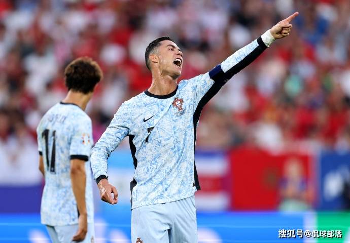 168体育-欧洲杯出局仅2天，C罗新决定曝光：41岁踢2026世界杯，还不想退队