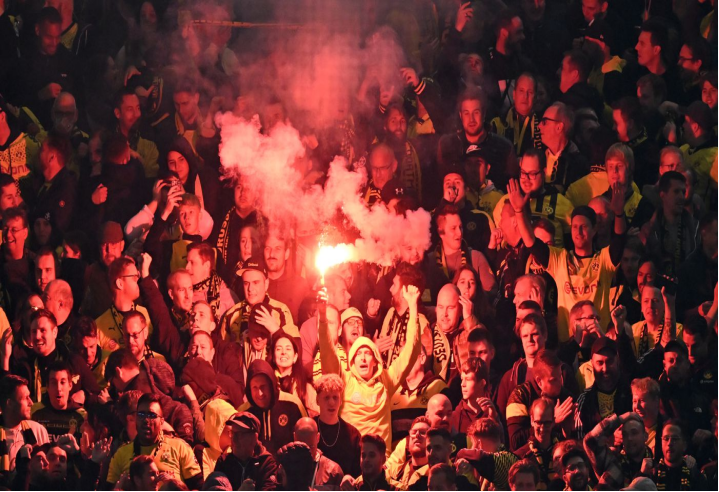 168体育-多特蒙德球迷庆祝进入欧冠决赛